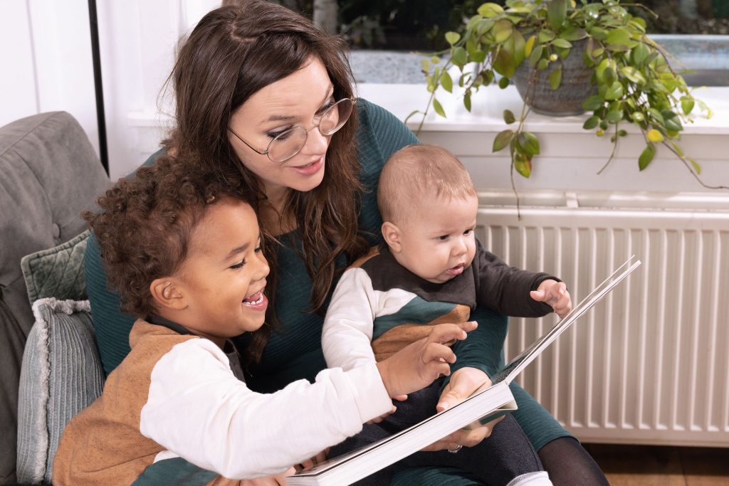 Moeder leest bijbel met kinderen