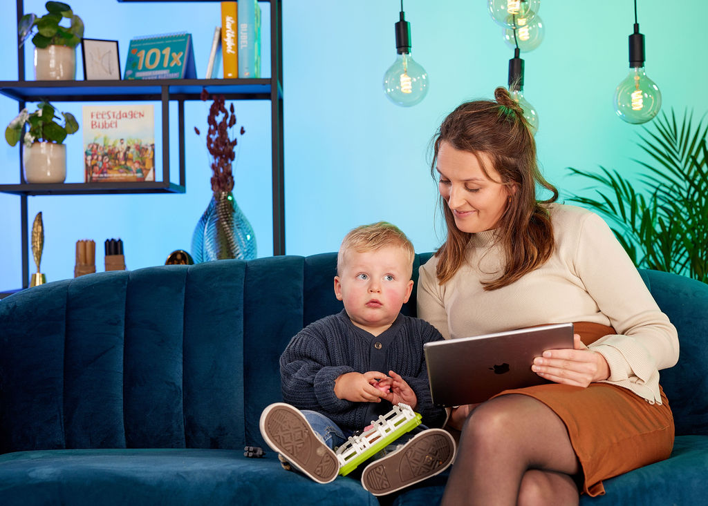 Moeder leest Bijbel met zoontje